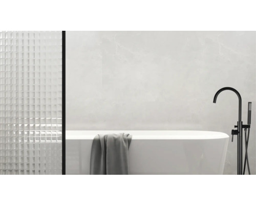 Badezimmer mit freistehender Badewanne, Armatur und Glasfliesen