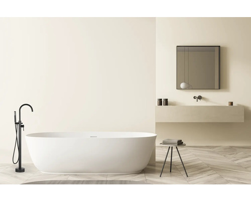 Badezimmer mit freistehender Badewanne, schwarzer Armatur, Waschtisch und Spiegel