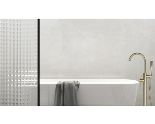 Salle de bains moderne avec baignoire îlot, robinetterie dorée et carrelage structuré