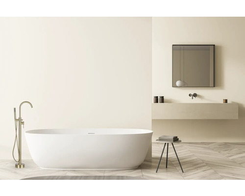 Salle de bain moderne avec baignoire îlot, lavabo et miroir