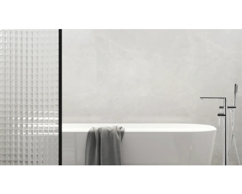 Modernes Badezimmer mit freistehender Badewanne, Armatur und strukturierter Wand