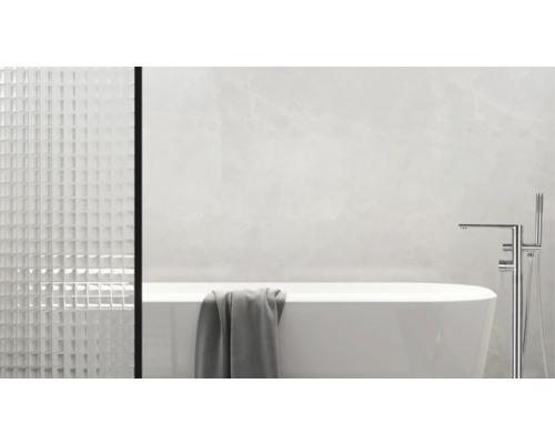 Salle de bains avec baignoire îlot, robinetterie et carreaux de verre structurés