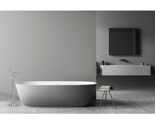 Salle de bain moderne avec baignoire îlot, lavabo et miroir