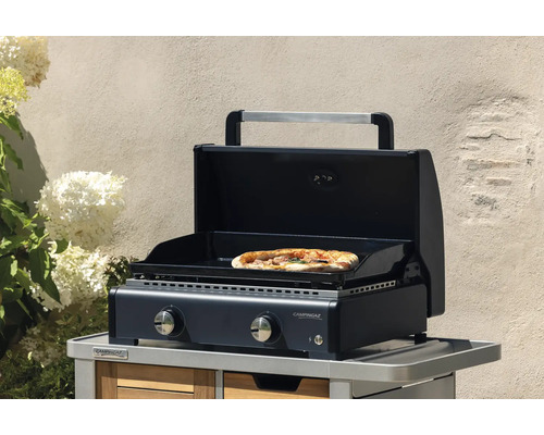 Grill Campingaz avec pizza sur plaque de cuisson