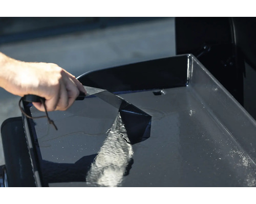 Reinigung einer Grillplatte mit einem Schaber