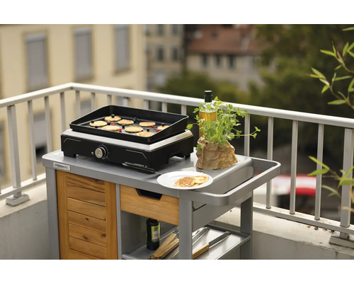 Station de cuisson Campingsz avec plaque de grill et crêpes sur un balcon