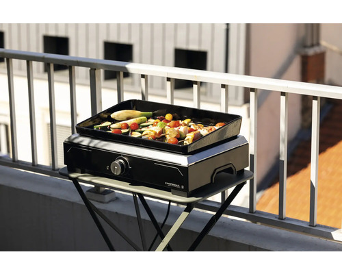 Logo Campingaz. Barbecue à gaz avec des aliments grillés sur un balcon.