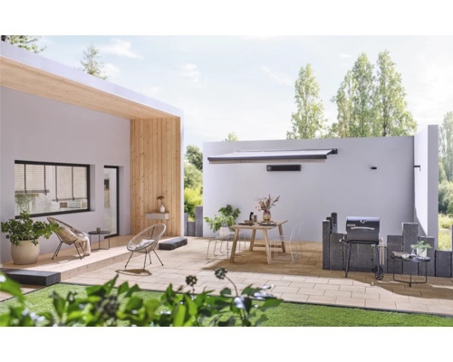 Aussenbereich mit Terrasse, Grill, Markise, Gartenmöbeln und Grünpflanzen