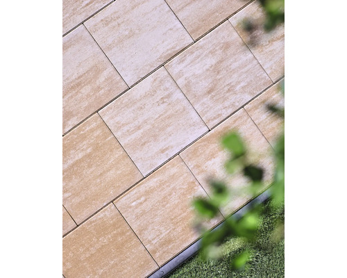 Pose de pavés à l''extérieur avec gazon