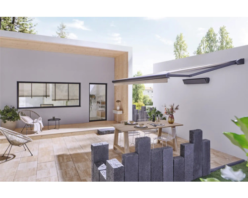 Terrasse avec store, table, chaises et pavés