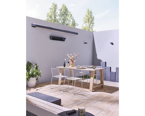 Terrasse avec chauffage de terrasse, table et chaises à l''extérieur