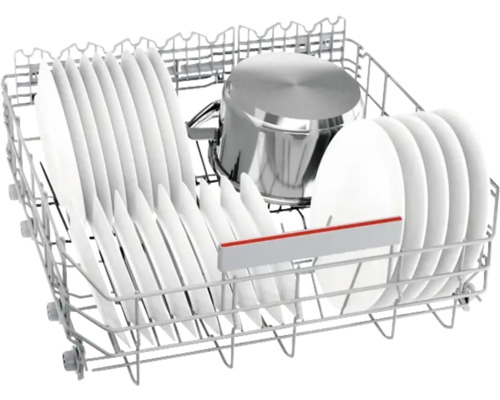 Lave-vaisselle avec vaisselle et casserole