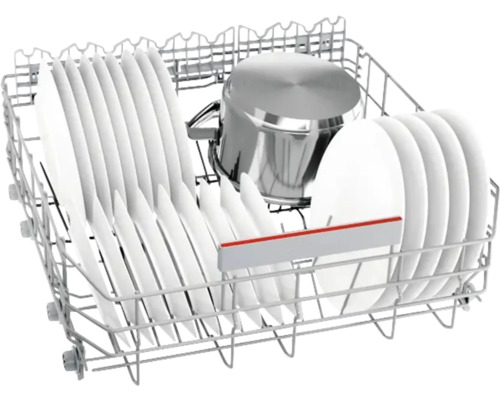 Panier de lave-vaisselle avec vaisselle et casserole