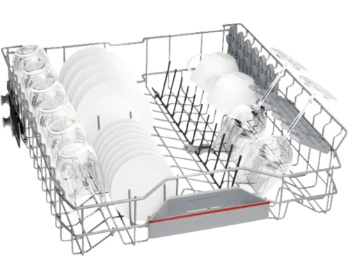 Panier de lave-vaisselle avec vaisselle