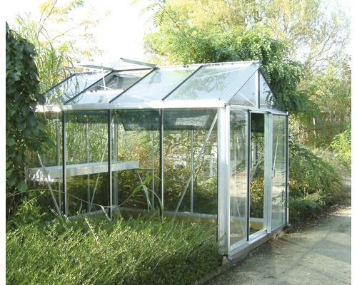 Gewächshaus aus Glas und Aluminium im Garten.