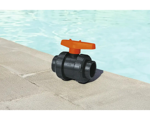 Vanne d''arrêt en plastique avec poignée orange au bord de la piscine
