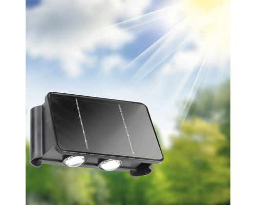 Lampe solaire devant un ciel nuageux