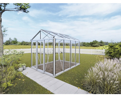 Gewächshaus im Garten mit Glaswänden und Metalrahmen.