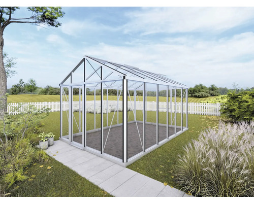 Gewächshaus im Garten mit Glaswänden und Aluminiumrahmen.