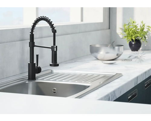 Küchenspüle mit schwarzem Wasserhahn und flexibler Feder