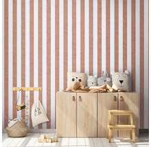 Kinderzimmer mit gestreifter Tapete, Holzschrank und dekorativen Stofftieren.