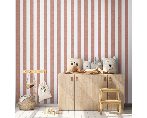 Kinderzimmer mit gestreifter Tapete, Holzschrank und dekorativen Stofftieren.