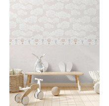 Chambre d''enfant avec papier peint nuages et décorations de jouets