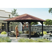 Pavillon de jardin avec coin salon et femme dans le jardin