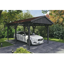 Auto unter einem Holzcarport im Garten