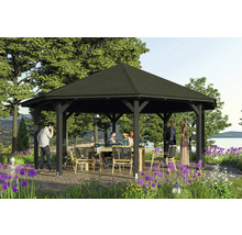 Pavillon avec table et chaises dans le jardin.