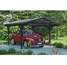Carport mit rotem Auto im Garten