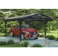 Un carport en bois avec une voiture en dessous dans une allée.