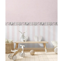 Chambre d''enfant décorative avec papier peint à rayures et bordure à motifs d''oiseaux et de fleurs