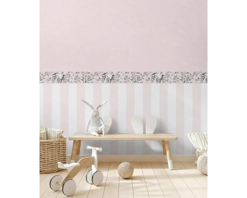 Chambre d''enfant décorative avec papier peint à rayures et bordure à motifs d''oiseaux et de fleurs