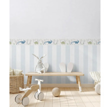 Chambre d''enfant avec papier peint à rayures, bordure de dinosaures, banc en bois et jouets
