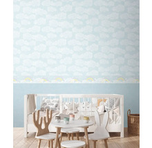 Chambre d''enfant avec papier peint nuages et meubles pour enfants.