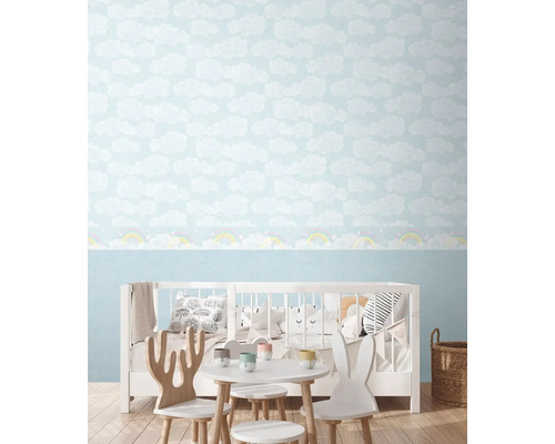 Chambre d''enfant avec papier peint nuages et meubles pour enfants.