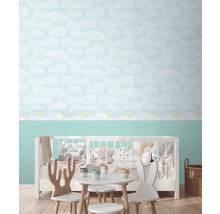 Chambre d''enfant avec papier peint nuages et meubles pour enfants