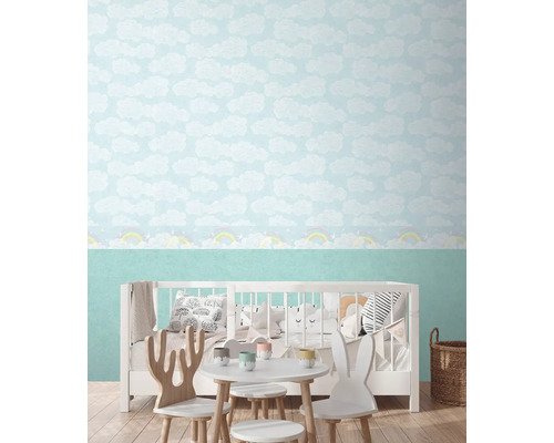 Chambre d''enfant avec papier peint nuages et meubles pour enfants