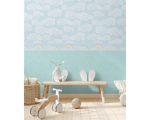 Chambre d''enfant avec papier peint nuages, jouets et parquet