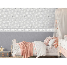 Chambre d''enfant avec lit, table de chevet et papier peint à motifs de roses
