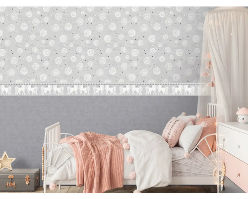 Chambre d''enfant avec lit, table de chevet et papier peint à motifs de roses