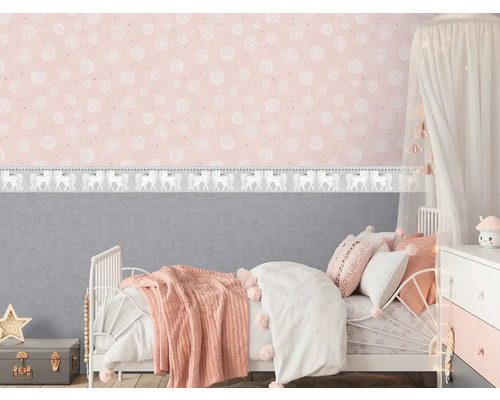 Chambre d''enfant avec lit, table de chevet et papier peint rose avec motifs blancs