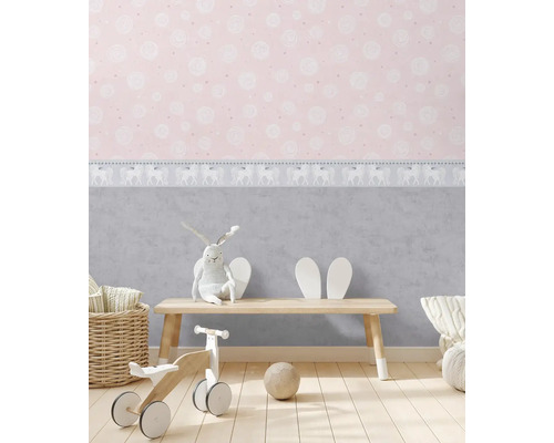 Chambre d''enfant avec papier peint à motifs, jouets et meubles en bois pour une ambiance lumineuse et conviviale.