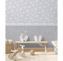 Chambre d''enfant avec papier peint, bancs en bois et jouets