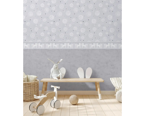 Chambre d''enfant avec papier peint, bancs en bois et jouets