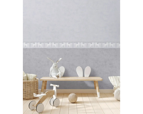Chambre d''enfant lumineuse avec bordure murale, banc en bois et jouets