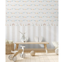 Chambre d''enfant avec papier peint sur le thème du cirque, banc en bois et jouets