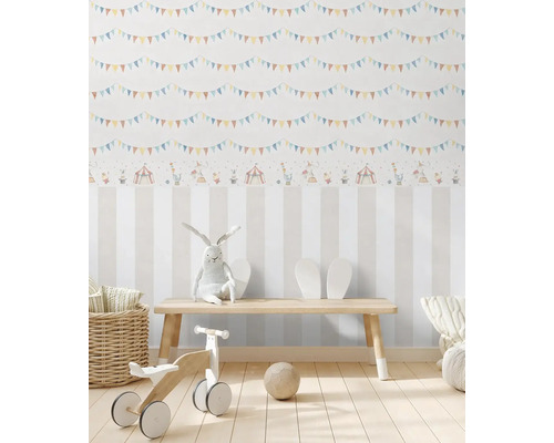 Chambre d''enfant avec papier peint sur le thème du cirque, banc en bois et jouets