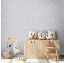 Chambre d''enfant avec papier peint à motif de skateboard, commode en bois et peluches